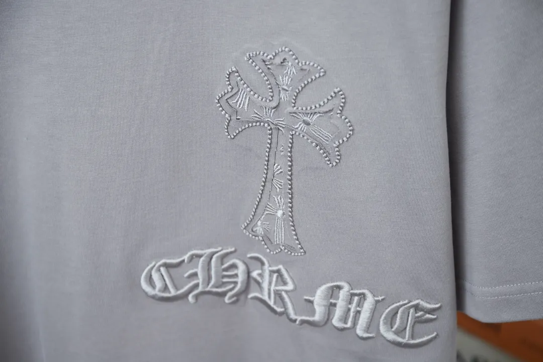 🅿️190 Ch*ome Hearte 25SS early spring new style, appliqué embroidered Crow heart cross short sleeves, light luxury, essential item for daily commuting for men and women, correct version, welcome to compare, detailed features · 320g 100% pure cotton double yarn jersey fabric · Custom dyed in the same vat, special thickened 32 count double strand 1X1 thread · Symmetrical front and rear imported Tajima machine embroidery tatami embroidery ➕ original cloth patch embroidery · Back neck webbing Croxin hardware accessories · Double needle stitching cross-stitching process · Original main mark washed tag brand moisture-proof paper packaging Color: black/white/grey Size: S/M/L/XL